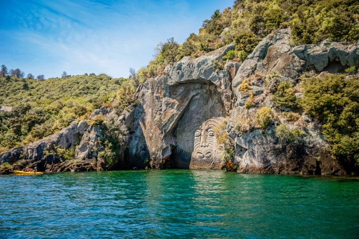 Felsschnitzereien im See Taupo