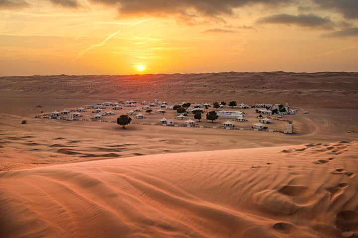 Wüstenlandschaft in Oman bei Sonnenuntergang
