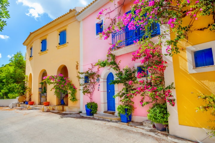 Bunte Häuser auf Kefalonia