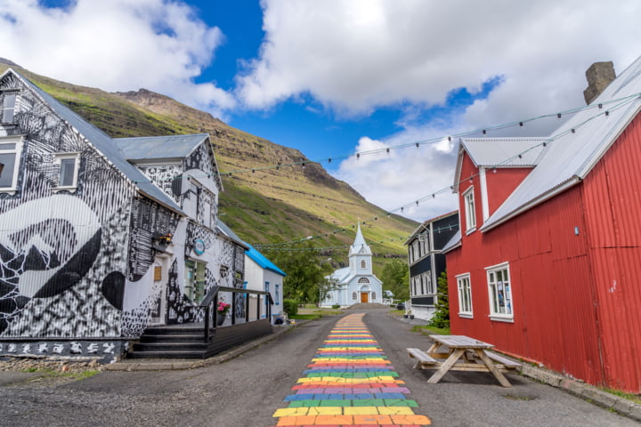 Blick auf die Regenbogenstrasse in Seyðisfjörður