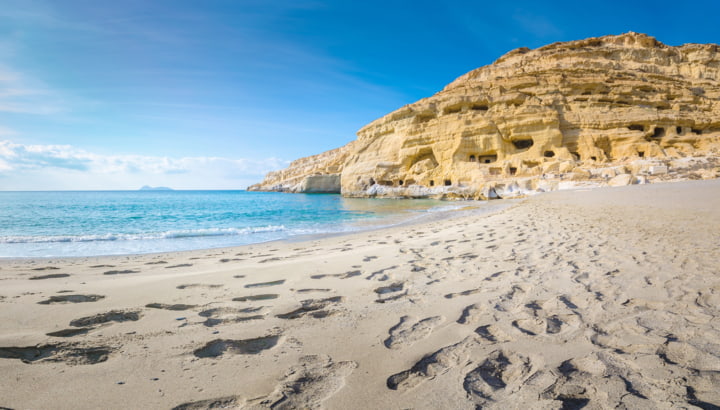 Strand in Matala mit Höhlen im Hintergrund