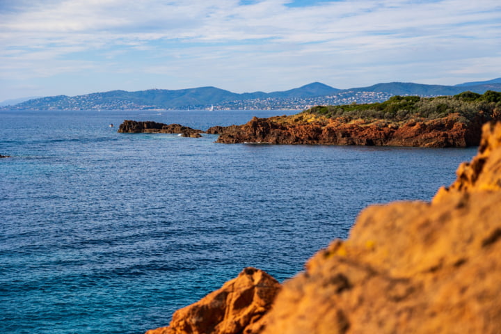 Felsenküste an der französischen Riviera bei Fréjus und Saint-Raphaël
