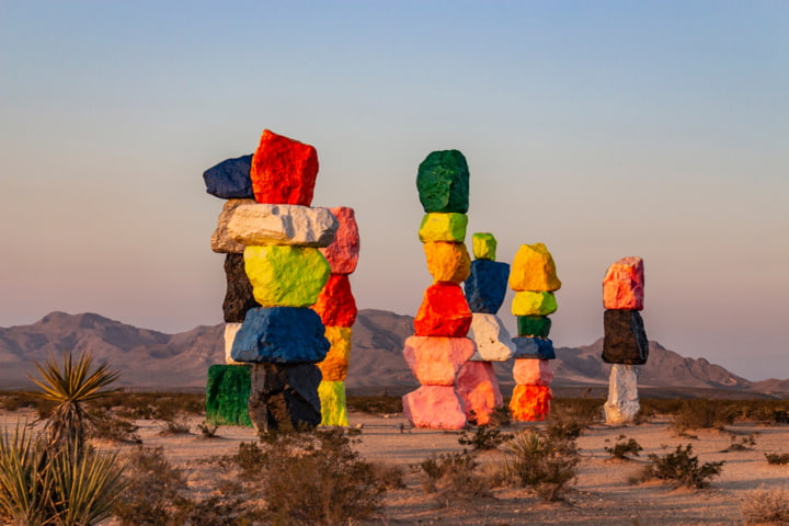 Die farbigen Seven Magic Mountains bei Sonnenuntergang