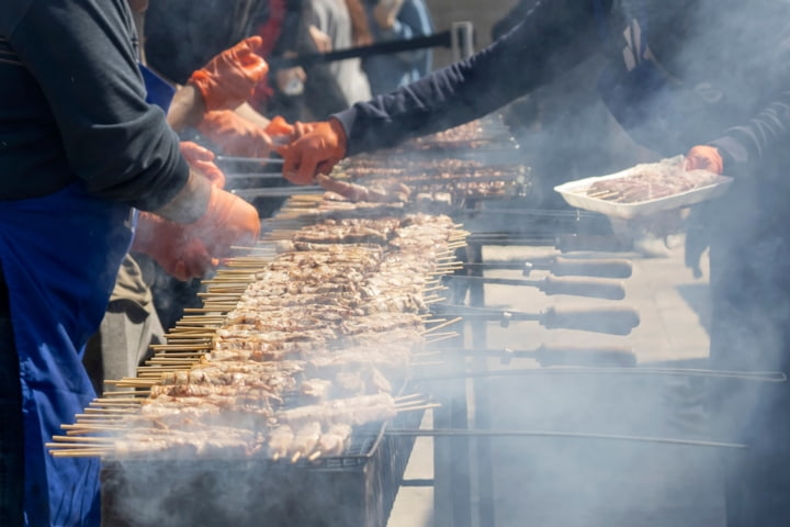 Souvlaki-Spiesse beim Karneval in Limassol