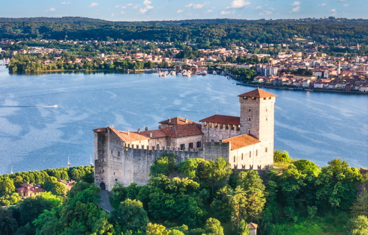 Festung in Angera mit Blick auf Arona