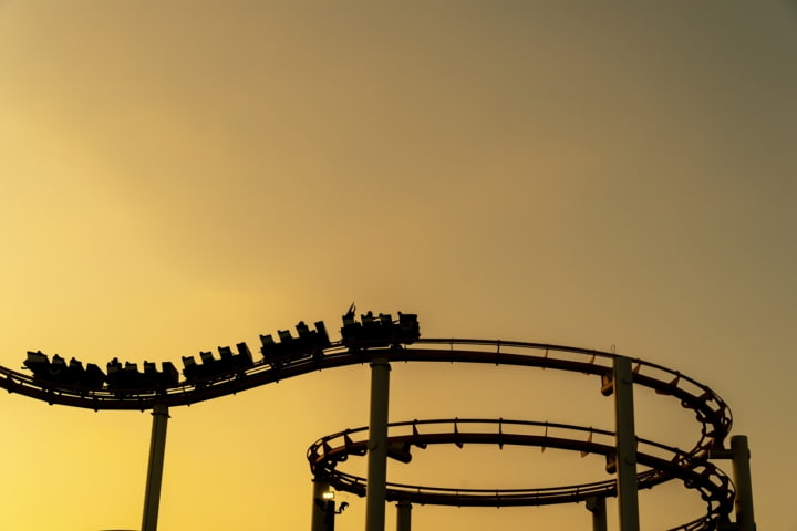 Silhouette einer Achterbahn im Freizeitpark