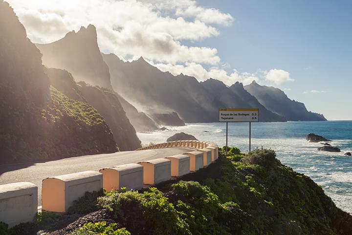 Strasse entlang der Küste von Teneriffa