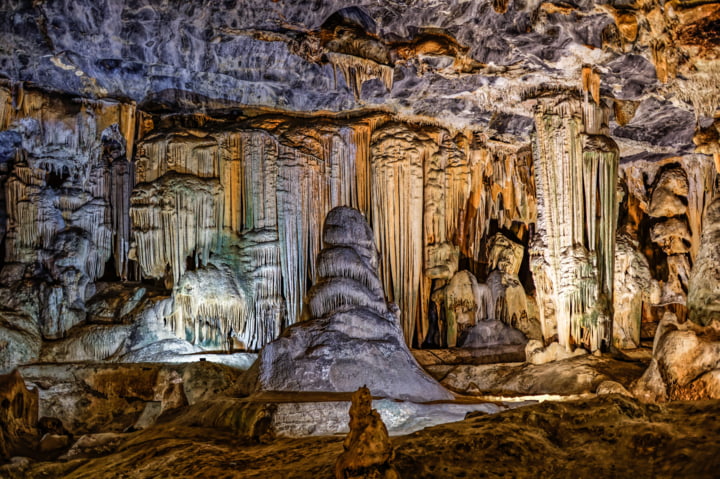 Herabhängende Tropfsteine in den Cango Caves