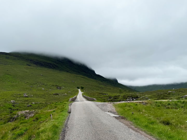 Nebel hängt über den Strassen