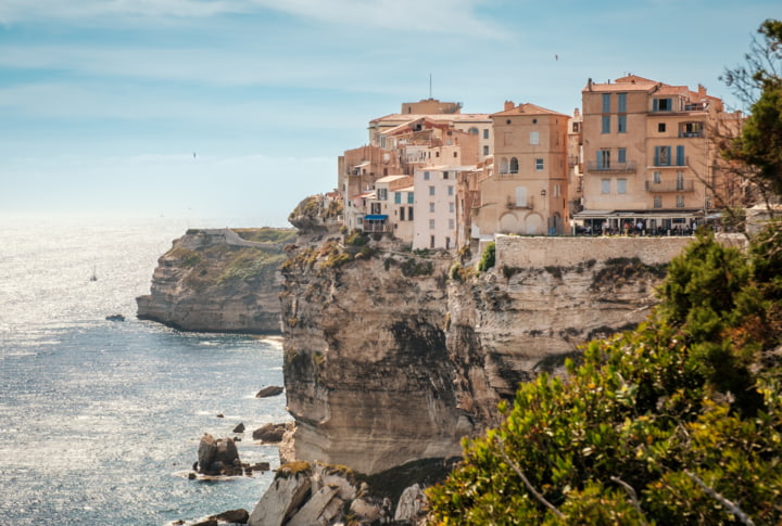 Blick auf die mittelalterliche Oberstadt auf Kreideklippen