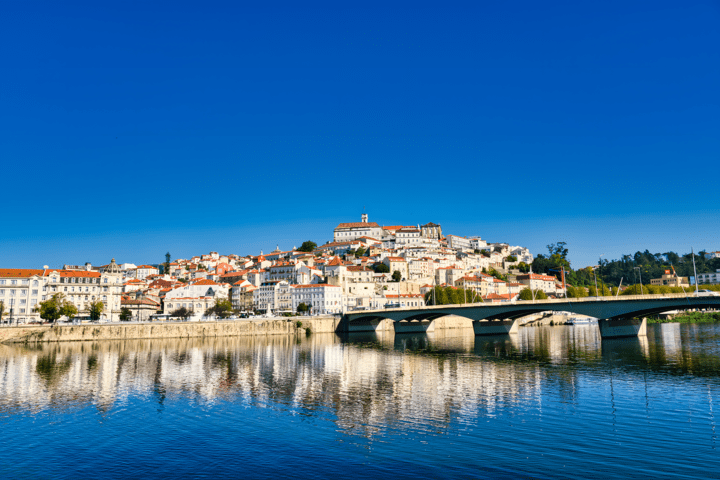 Der Fluss, der durch Coimbra fliesst. Eine Brücke überquert den Fluss