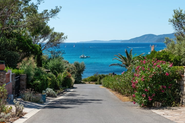 Strasse entlang der Côte d'Azur