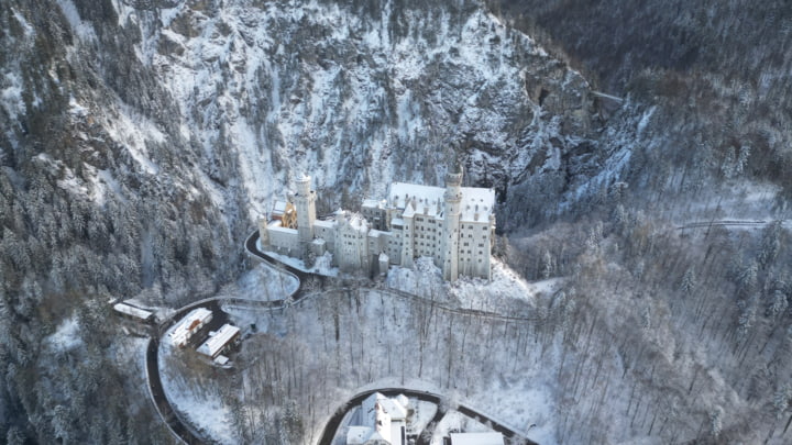 Das Schloss Neuschwanstein im Schnee