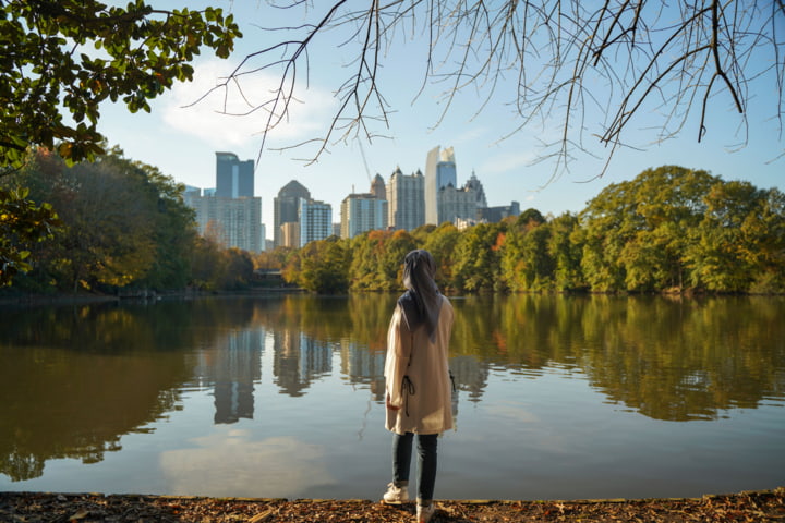 Junge Frau im Piedmont Park Atlanta
