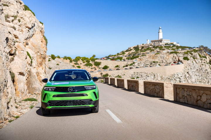 Strasse mit Cap Formentor im Hintergrund