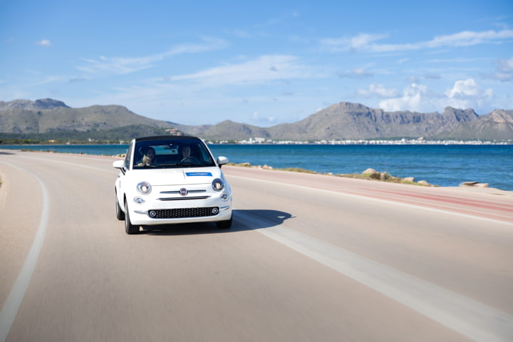 Cabrio auf einer Küstenstrasse