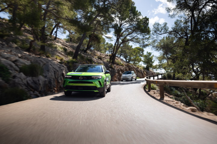 Auto auf einer Bergstrasse in Spanien 