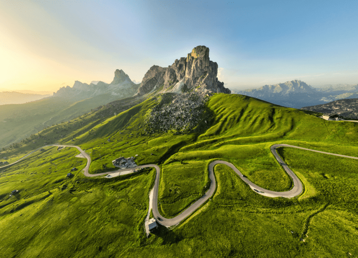 Strasse schlängelt sich durch die Dolomiten